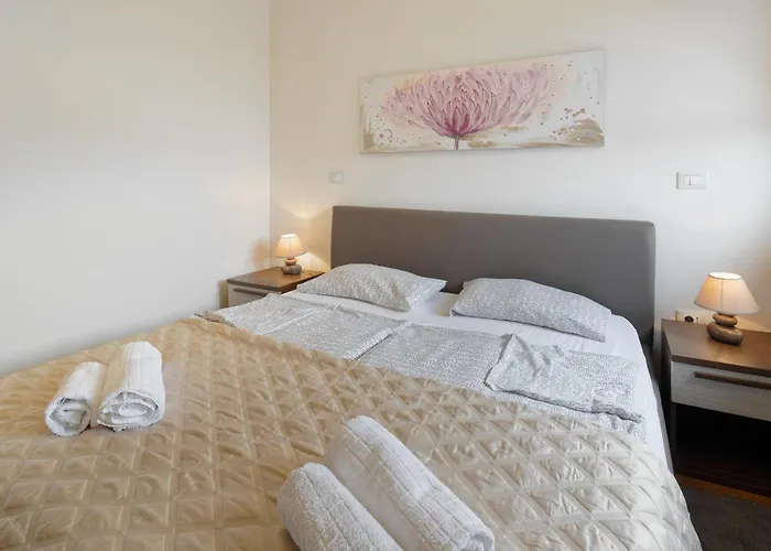 Apartment Enrico - Two Bedroom Apartment With Jacuzzi Apartment
