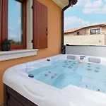 Enrico - Two Bedroom With Jacuzzi Апартаменты