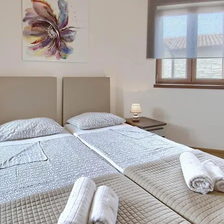 Apartment Enrico - Two Bedroom Apartment With Jacuzzi * Porec
