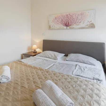 Enrico - Two Bedroom With Jacuzzi Apartmán