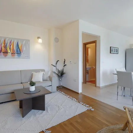 Apartment Enrico - Two Bedroom Apartment With Jacuzzi *