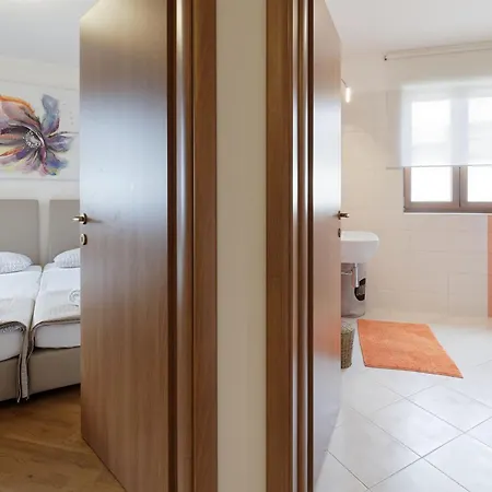 Apartment Enrico - Two Bedroom Apartment With Jacuzzi