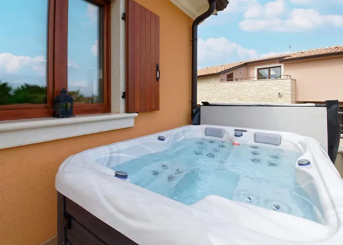 Enrico - Two Bedroom With Jacuzzi Appartamento